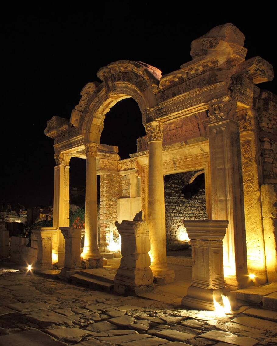 Ruínas do templo de Ephesus iluminado à noite