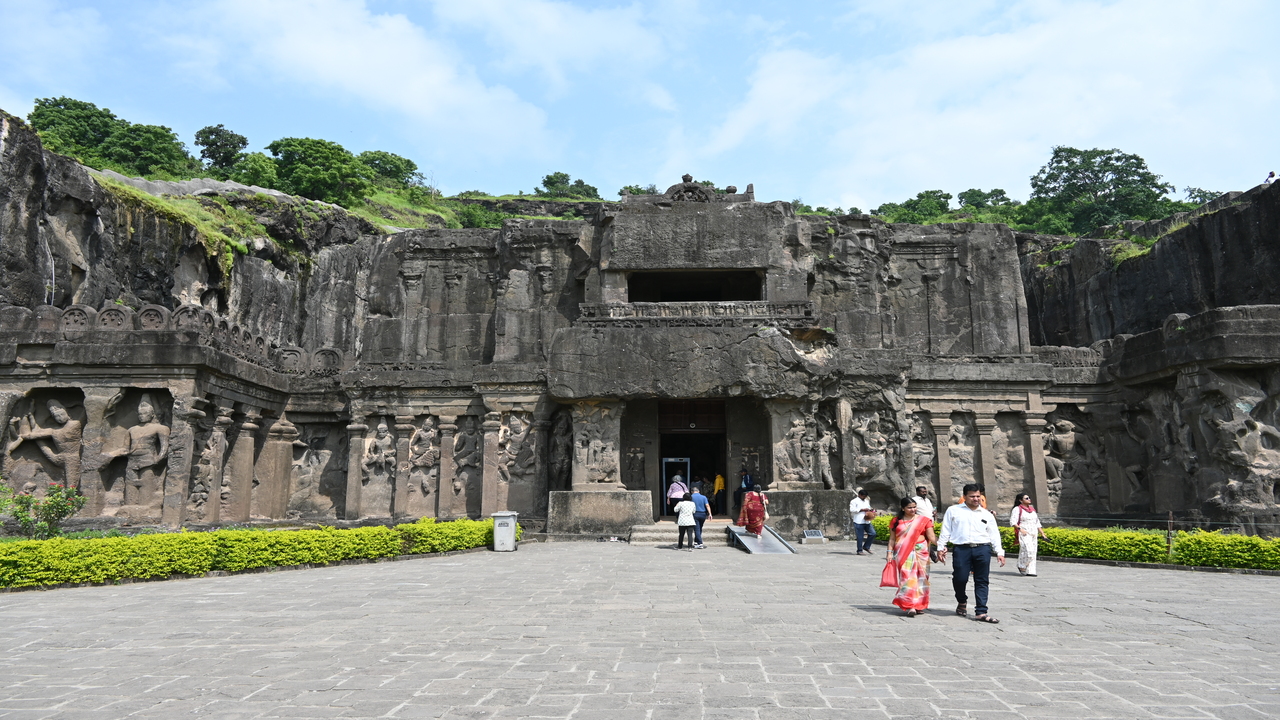 O Templo de Kailasa desafia a lógica da engenharia antiga ao ter sido escavado diretamente em uma única montanha de pedra