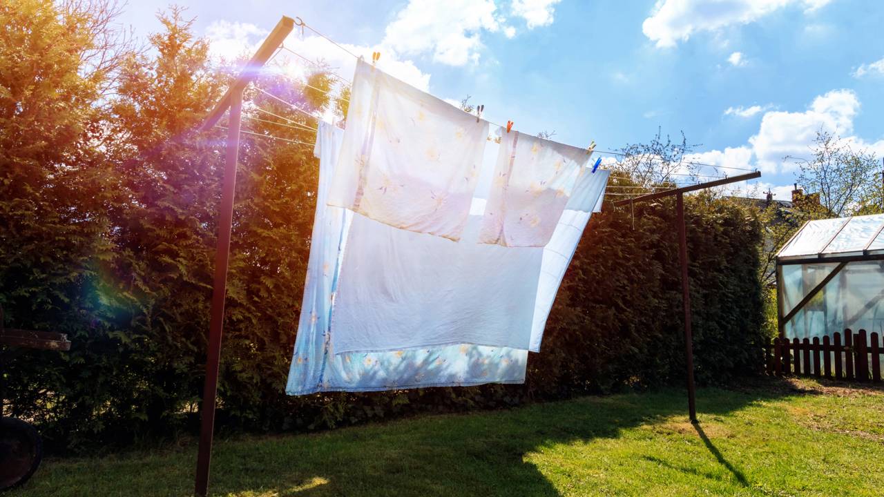 Aprenda a usar vinagre branco na roupa de cama para manter os lençóis mais frescos, macios e livres de resíduos.