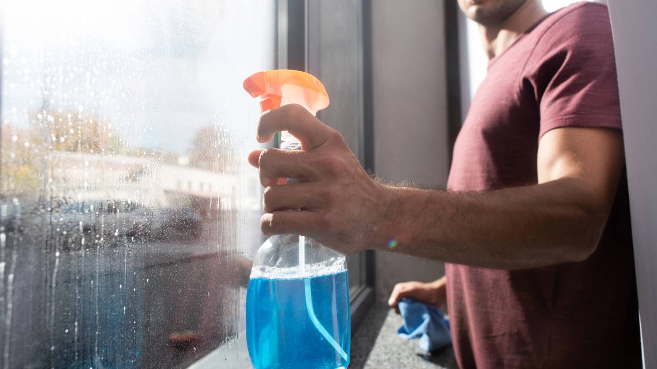 Vidros manchados mesmo após a limpeza? Conheça a mistura simples que ajuda a remover sujeira e garante um acabamento impecável.