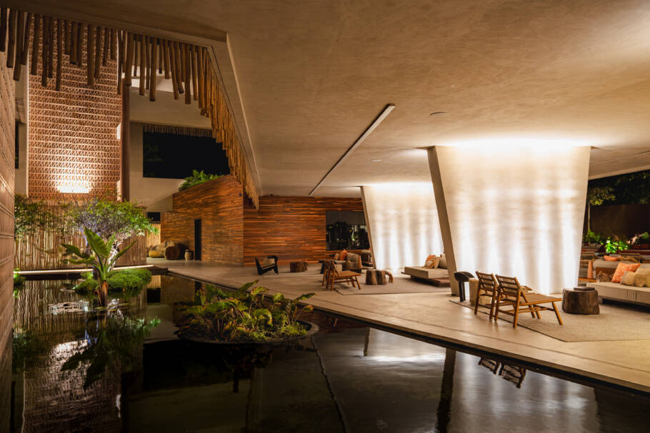 Espelhos d’água refletem o céu e a arquitetura do hotel