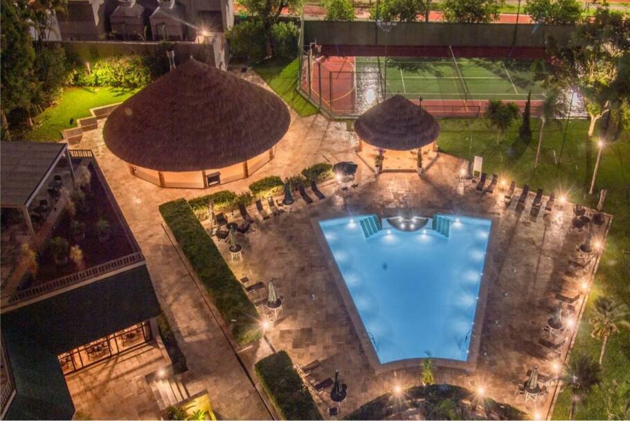 Vista da área de lazer do hotel, que conta com piscina e quadra de tênis