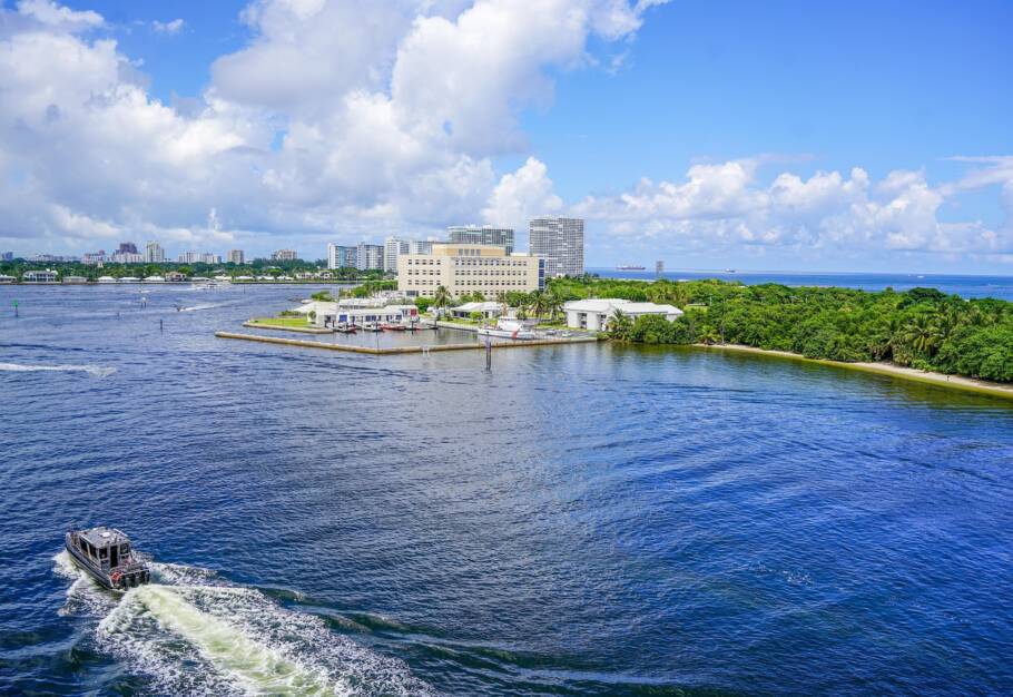 A água é uma via de trasnporte importante dentro da cidade de Fort Lauderdale