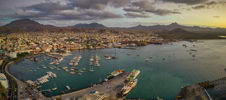 Vista panorâmica de Mindelo, centro cultural de Cabo Verde