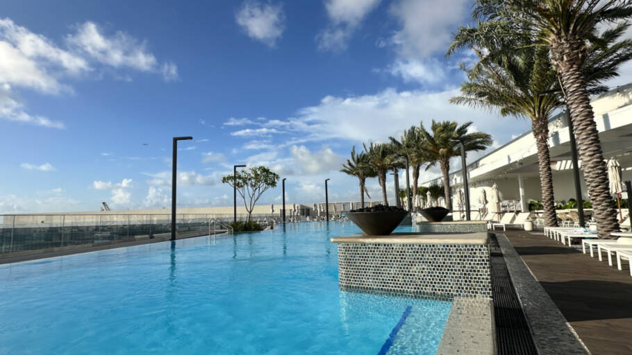 Piscina linda do hotel com vista privilegiada para Fort Lauderdale