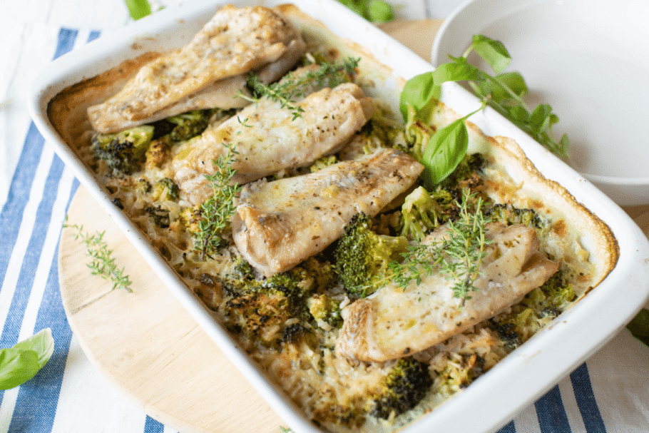Peixe assado com arroz cremoso e brócolis (Imagem: Angelika Heine | Shutterstock)