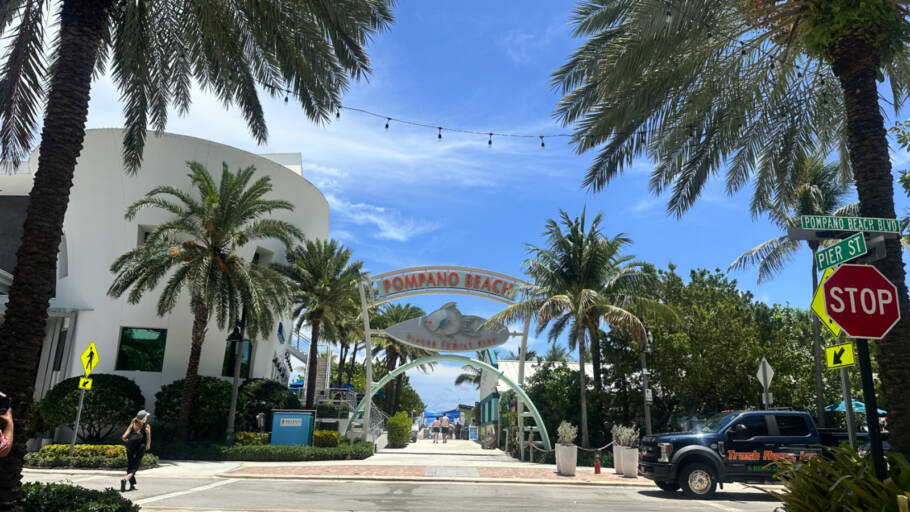 Pompano Beach tem o famoso pier, destino para passar o dia na praia e nos restaurantes charmosos