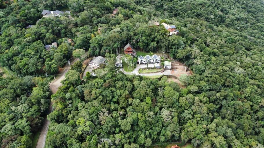A Pousada Pedras e Sonhos é cercado por uma extensa área verde
