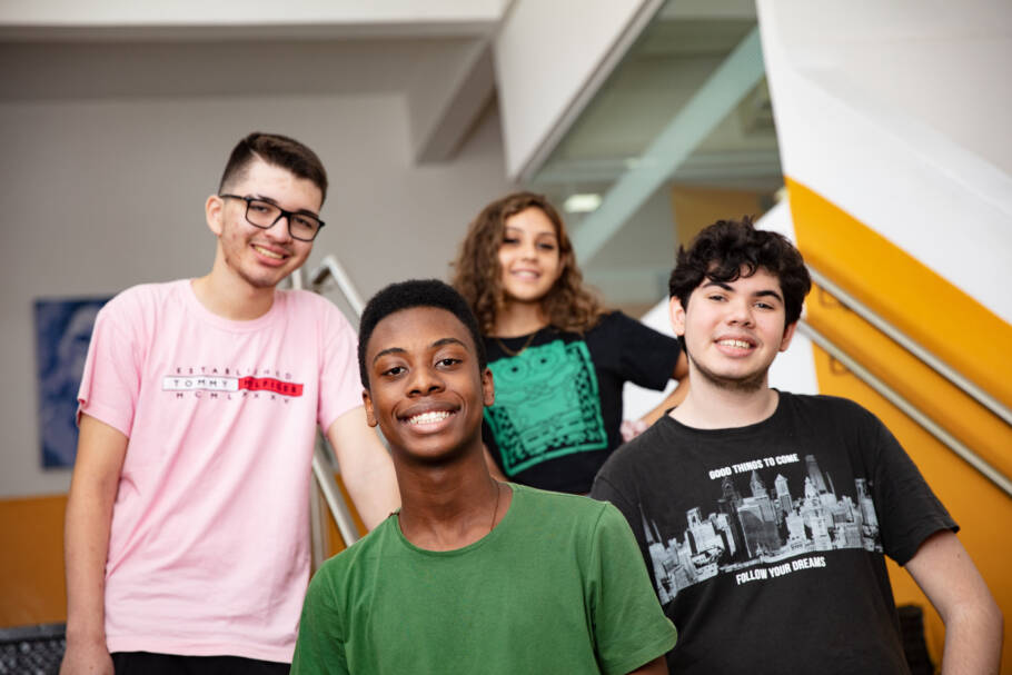 Programa Somos Futuro, que já beneficiou mais de 970 jovens, abre inscrições para 2027