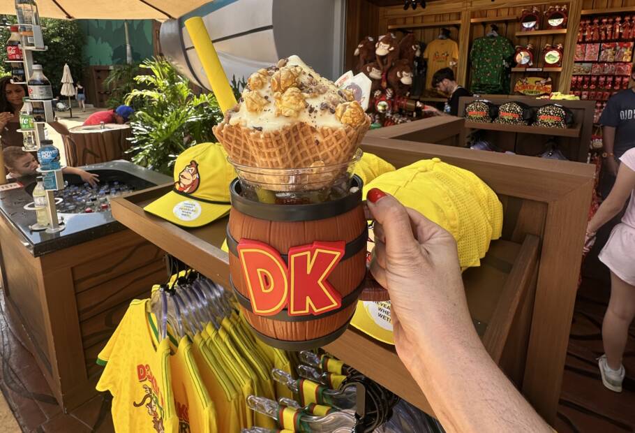 DK Crush Float – sorvete cremoso de banana e abacaxi, com refrigerante de abacaxi, casquinha de waffle e pipoca caramelizada