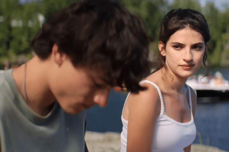 “Sterling Point” narra a história de dois irmãos gêmeos que têm a vida transformada após receber uma ilha de herança (Imagem: Reprodução digital | Amazon Prime Video)