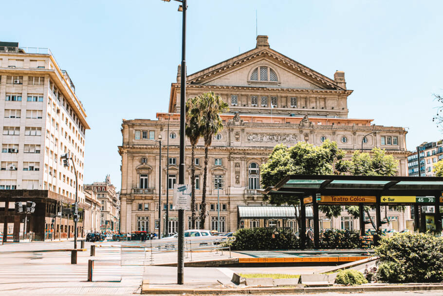 Fachada do famoso Teatro Colón, em Buenos Aires