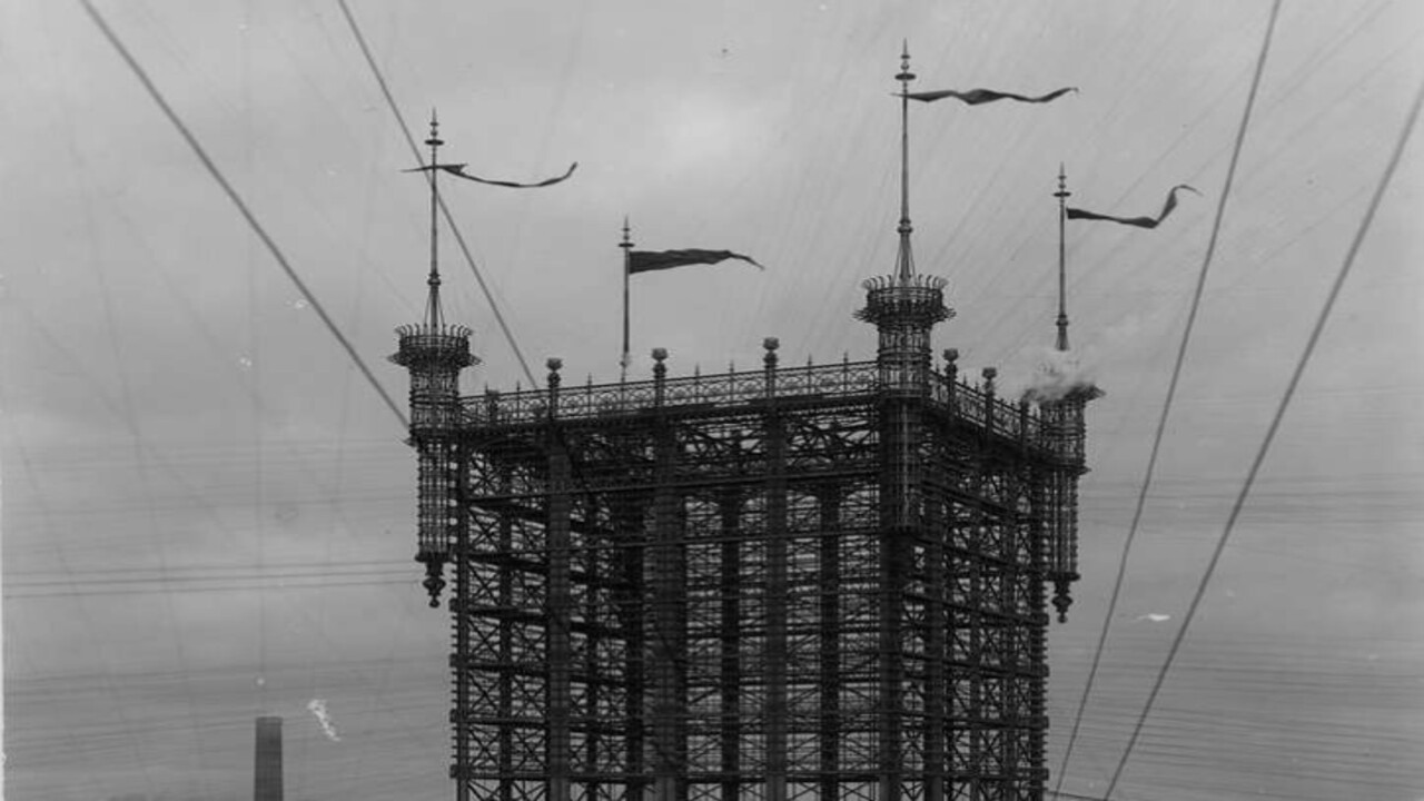 Para organizar milhares de cabos espalhados pelos telhados, a SAT construiu uma imponente torre de aço de 45 metros na rua Malmskillnadsgatan