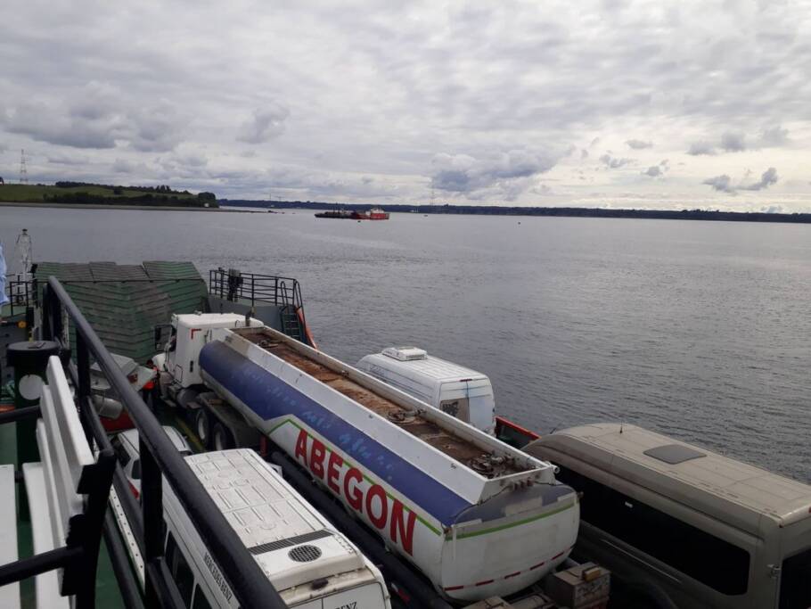 Balsas fazem a travessia do Canal de Chacao até o arquipélago de Chiloé