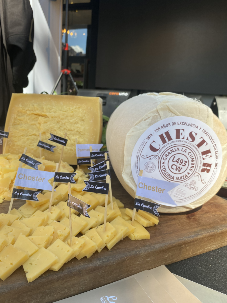 Outra especialidade da rota é o Queso Chester, produzido pela Granja La Cumbre