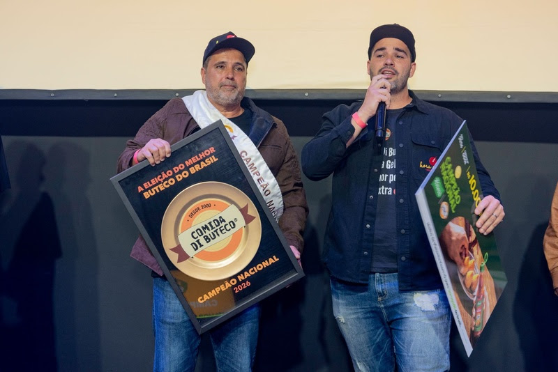 Paulo Fernando Tavares (Poxinho) ao lado do filho, João Pedro Tavares, na cerimônia de premiação do Comida di Buteco 2026