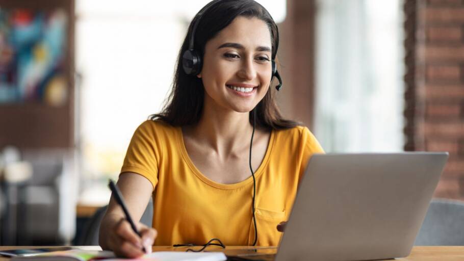 Veduca lança cursos gratuitos dublados com IA