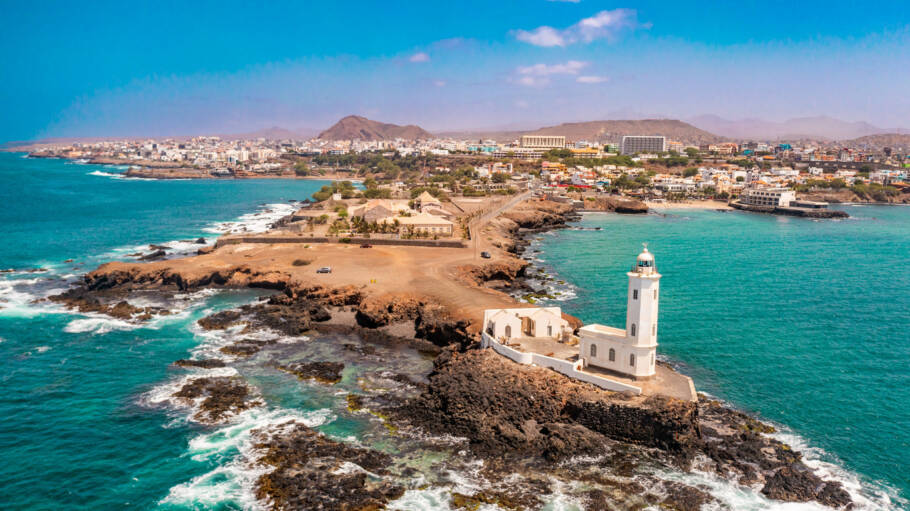 Vista do Farol de Dona Maria Pia, em Ponta Temerosa, na Ilha de Santiago, em Cabo Verde