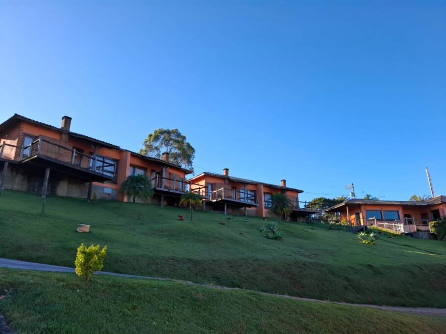 Os chalés da Pousada Villa dos Leais, em Serra Negra (SP)