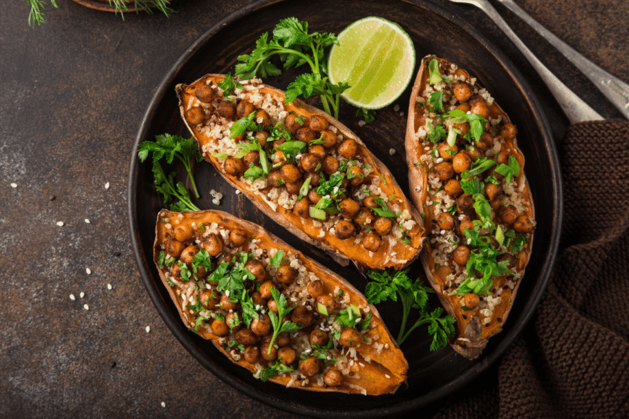 Batata-doce recheada com grão-de-bico (Imagem: Anna Shepulova | Shutterstock)