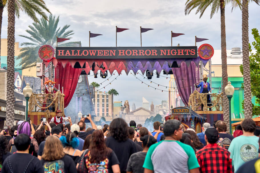 Fãs acompanham a abertura da 35º edição do Halloween Horror Nights