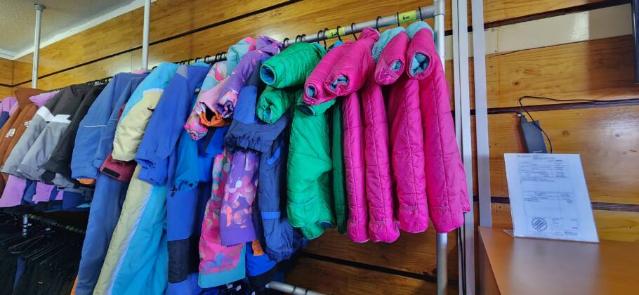 O Valle Nevado tem loja de aluguel de roupa e equipamentos para esqui e snowboard