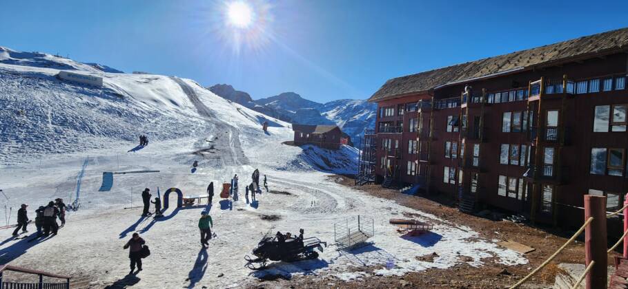 Área para aulas de esqui e snowboard do Valle Nevado