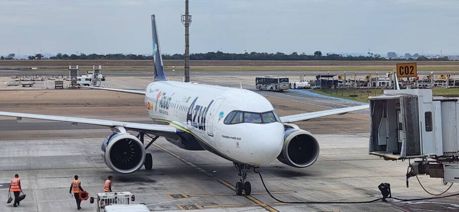 O Airbus A320neo personalizado com a identidade visual do Tauá Resort João Pessoa no Aeroporto de Viracopos