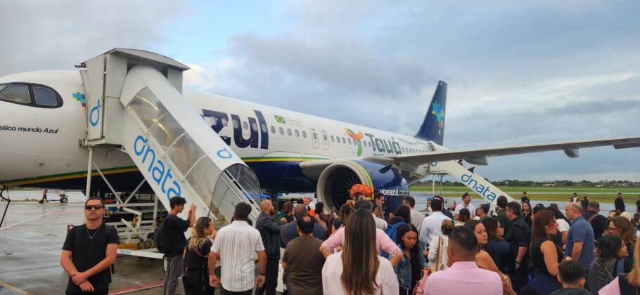 Avião temático da Azul com convidados para estreia da parceria entre a Azul Viagens e o Grupo Tauá