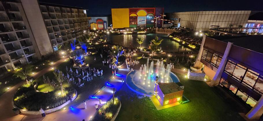 Vista da piscina de ondas iluminada
