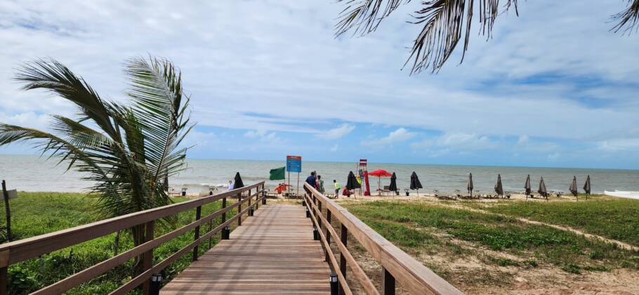 Passarela que dá acesso à praia de Jacarapé