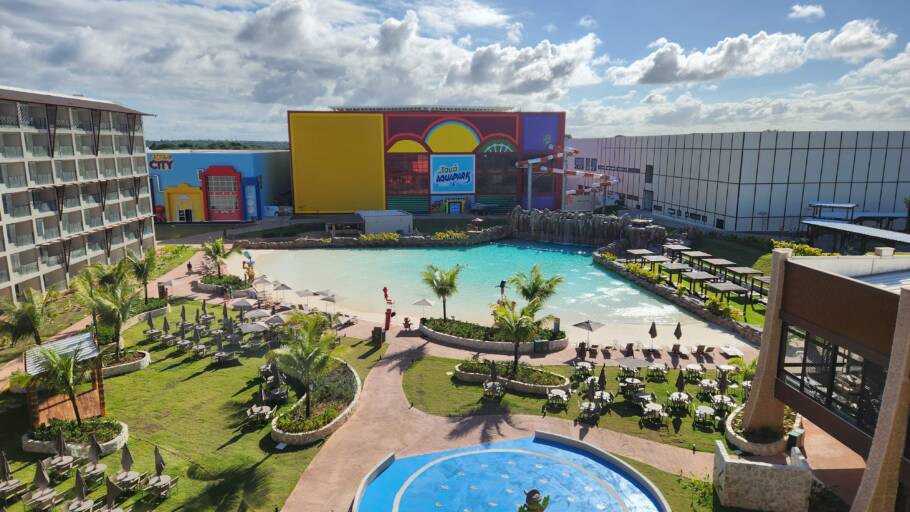 Piscina de ondas com o Aquapark ao fundo, parque aquático coberto com águas climatizadas do Tauá Resort João Pessoa