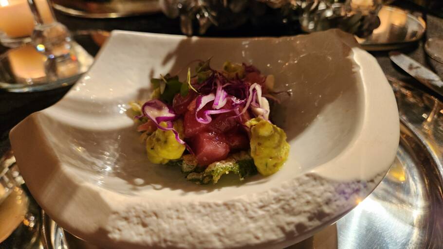 Amuse-bouche de tempurá de folha de shiso e cubos de atum fresco, finalizados com óleo de gergelim torrado, pimenta japonesa e raspas de limão-siciliano