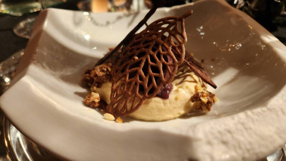 A experiência é finalizada com mousse de cupuaçu, sorbet de açaí, tuile de cacau e crumble de cumaru