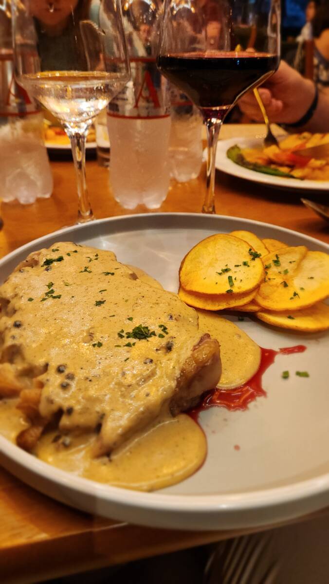 De prato principal fui de entrecôte au poivre