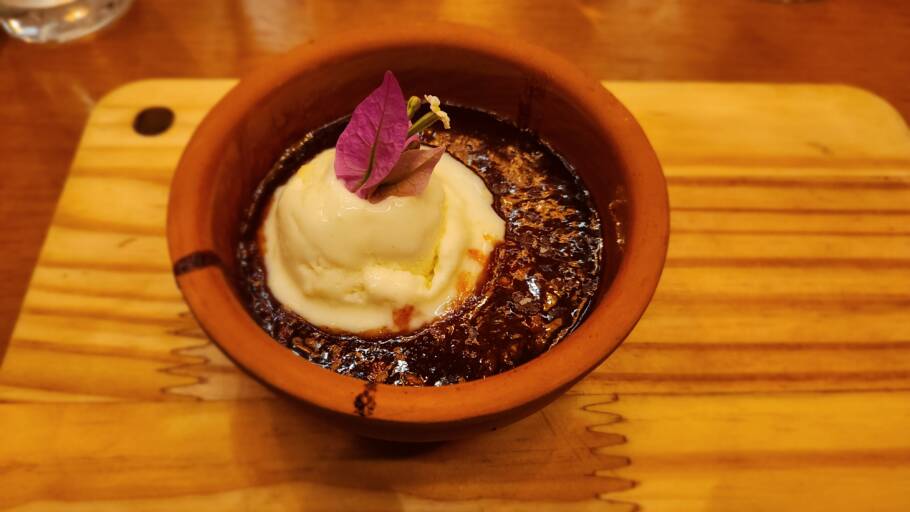 A goiabada assada ao vinho com gelato de queijo Nicola