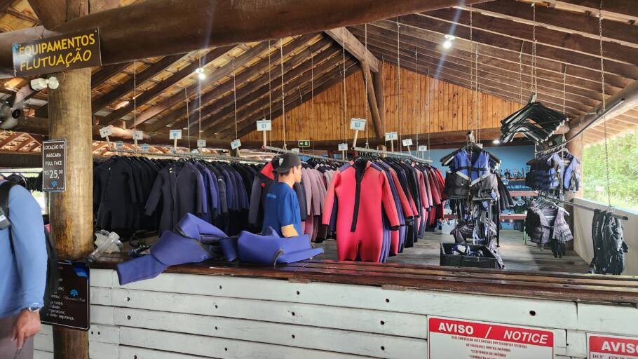 Todos os equipamentos para a prática da flutuação estão inclusos no ingresso