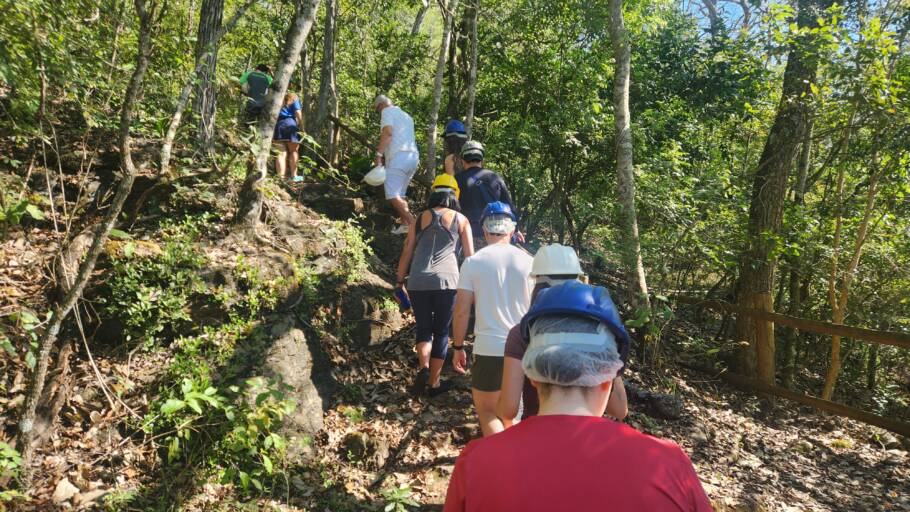 Para chegar à gruta é precisa caminhar por cerca de 300 metros