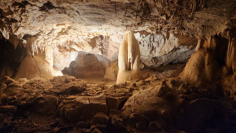 No interior, os visitantes contemplam diversas formações geológicas criadas naturalmente pela água que penetra as rochas