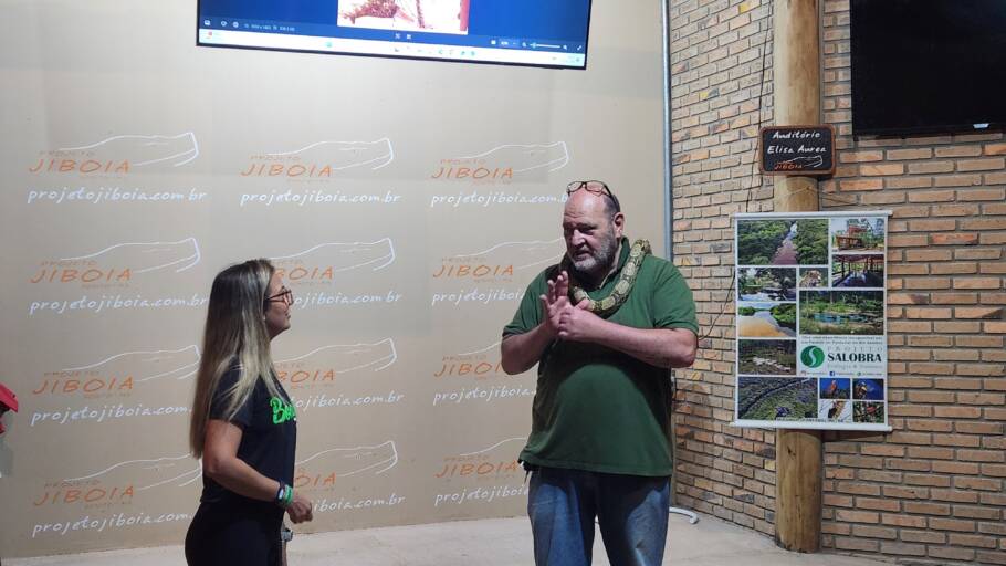 Henrique Naufal conversa com visitantes