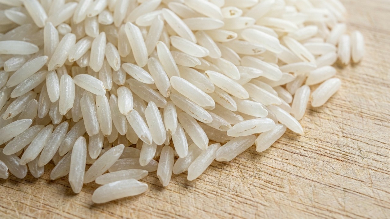 O uso de um amuleto de arroz com tecido vermelho reforça a intenção de manter os caminhos abertos para a abundância.
