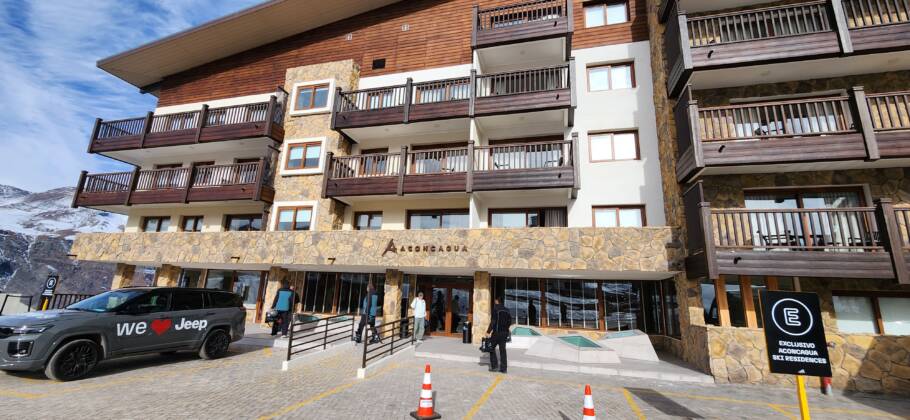 Fachada do novíssimo Aconcagua Ski Residences, no complexo do Valle Nevado