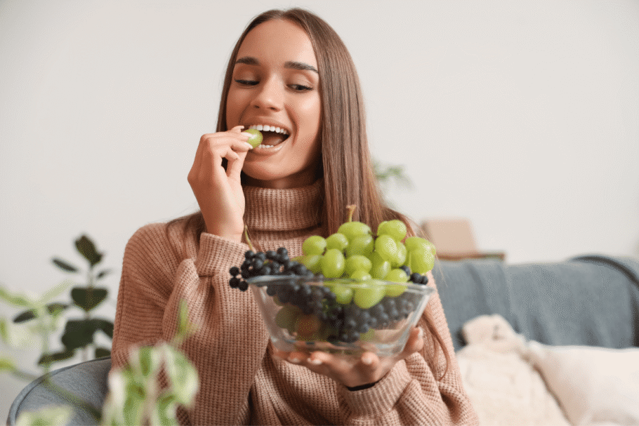 Uma alimentação equilibrada ajuda a proteger a pele dos efeitos que favorecem o envelhecimento precoce (Imagem: Pixel-Shot | Shutterstock)