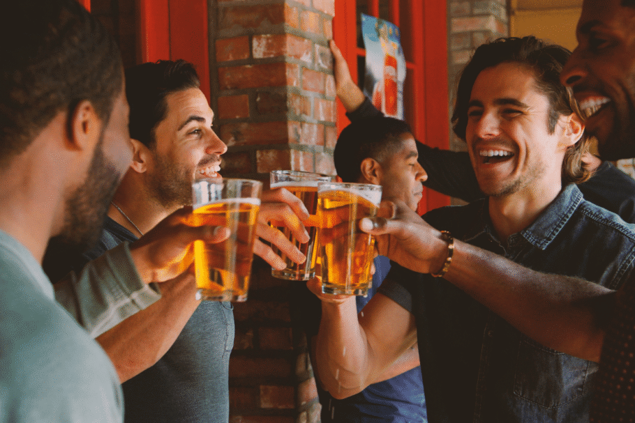 O copo congelado pode comprometer os aromas, sabores e a formação da espuma da cerveja (Imagem: Monkey Business Images | Shutterstock)