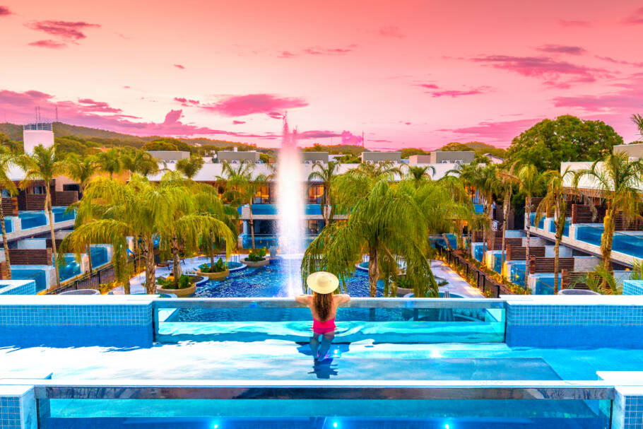 Piscina de vidro suspensa é uma das novidades do Arte da Natureza Hotel