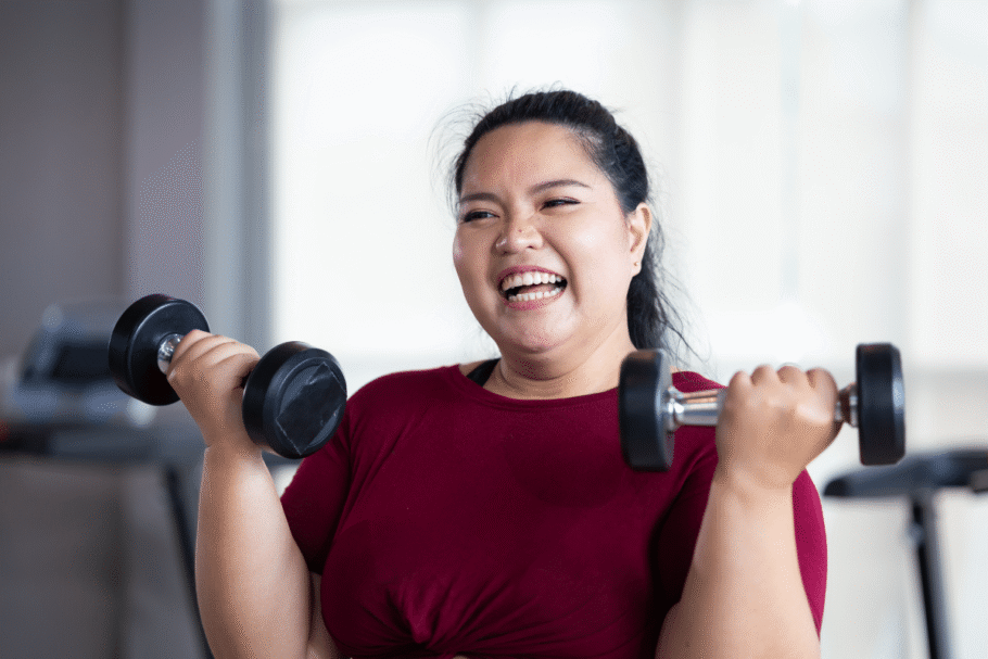 Longos períodos sem treinamento adequado podem reduzir a força e o condicionamento em pessoas com obesidade (Imagem: BigPixel Photo | Shutterstock)