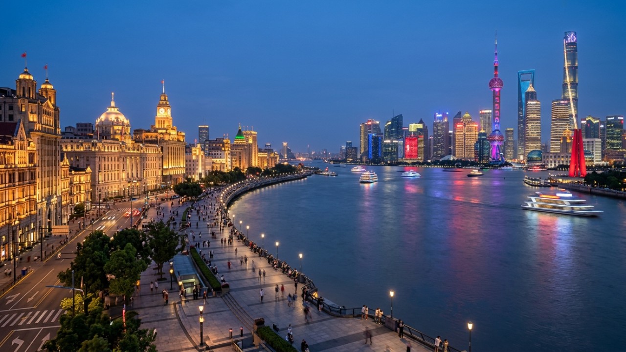 Xangai impressiona ao reunir séculos de tradição oriental e construções futuristas em um mesmo cenário.