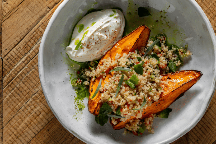 Batata-doce com cuscuz de quinoa e creme de iogurte (Imagem: Foto de comida ucraniana | Shutterstock)