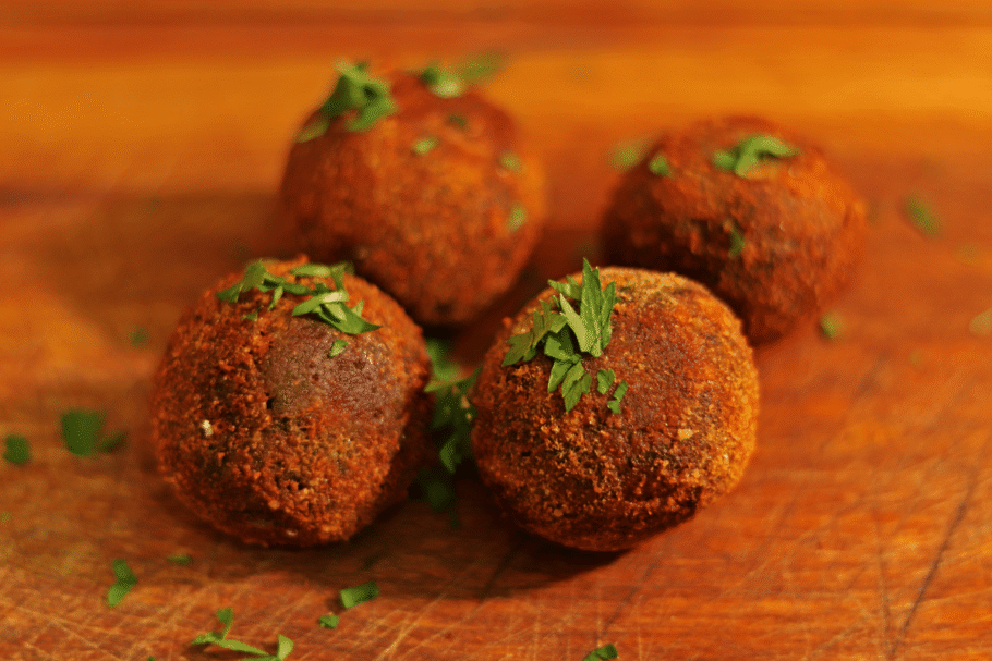 Bolinho de feijoada (Imagem: Bernardo Couto | Shutterstock)