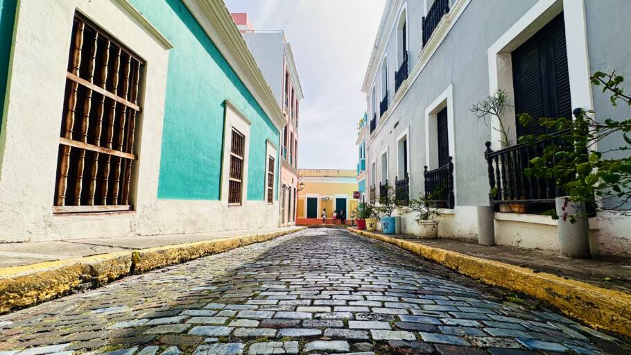 Ruas lindas com casinhas coloridas da Old San Juan, em Porto Rico